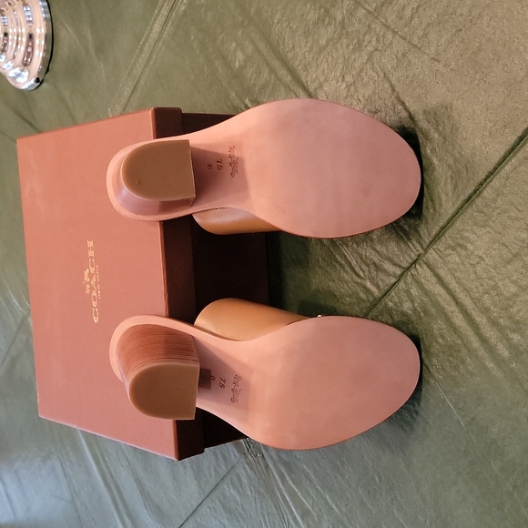 Coach sandals, color tan, leather. Size 7.5 M - Picture 4 of 4